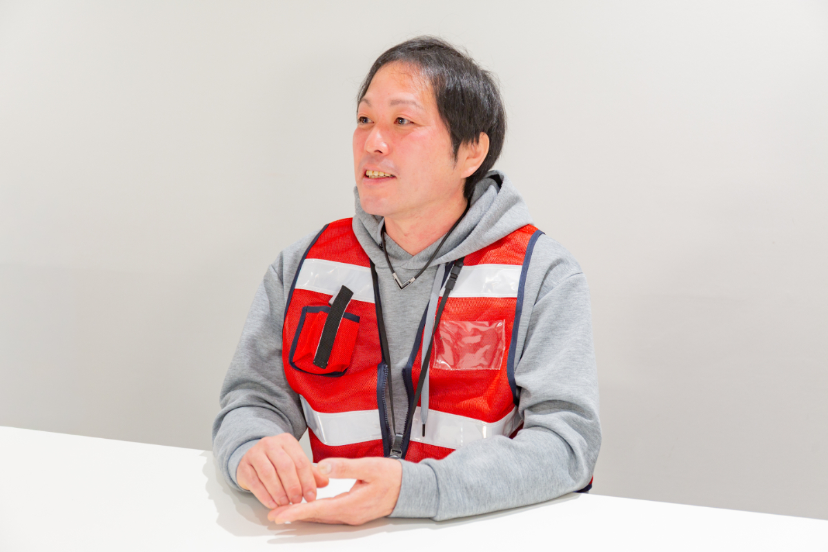 インタビュー中の沖田さん