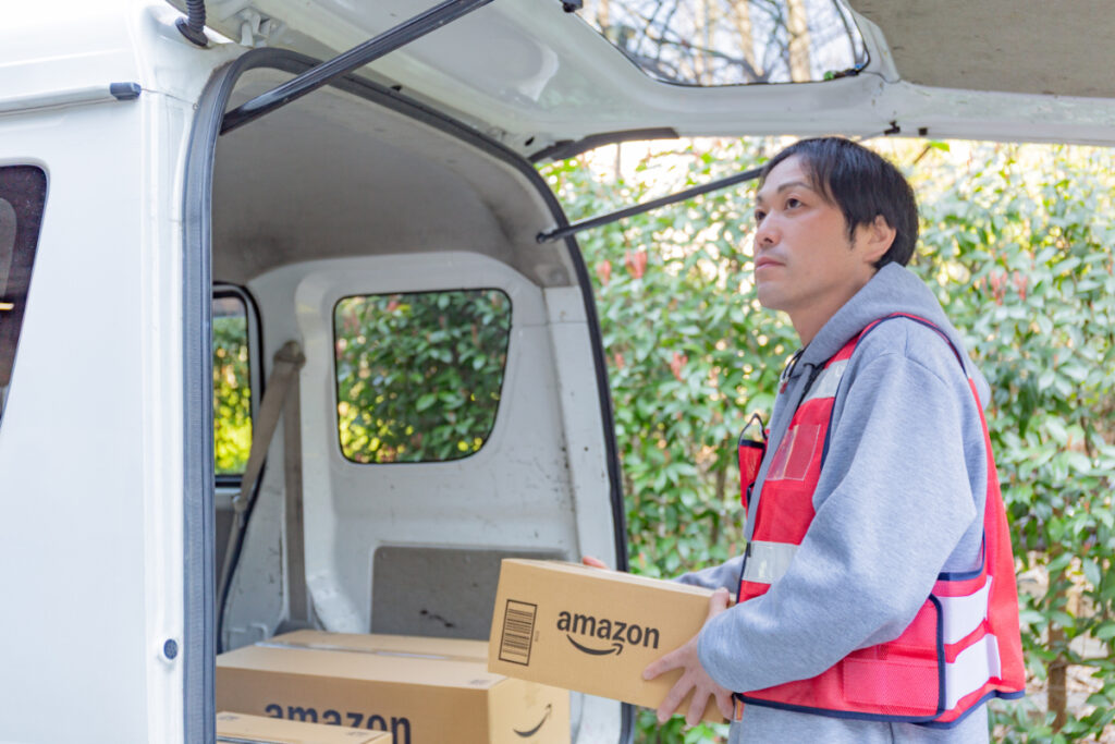 車のバックドアを開けて荷物を持つ沖田さん