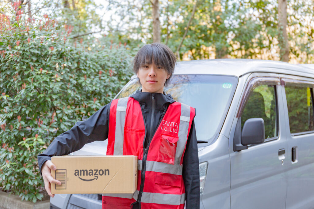 荷物を持つ二階堂さん