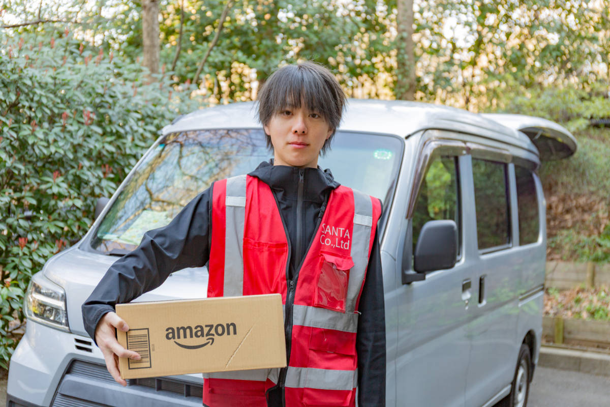 荷物を持つ二階堂さん