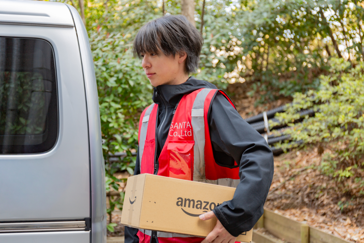 車に荷物を積み込む二階堂さん