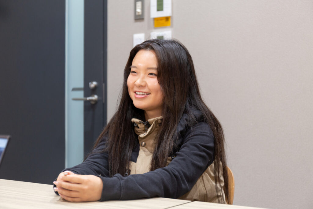 インタビュー中の村田さん
