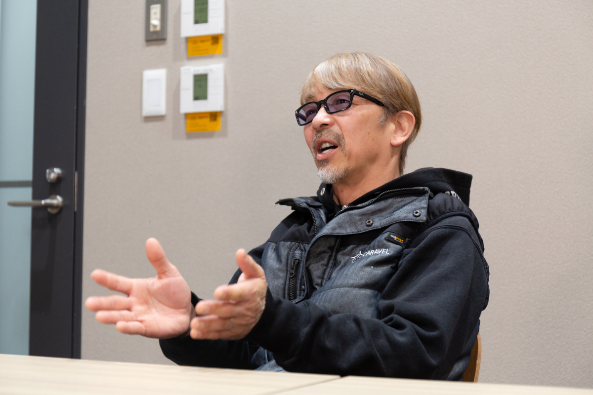 インタビュー中の堀内さん