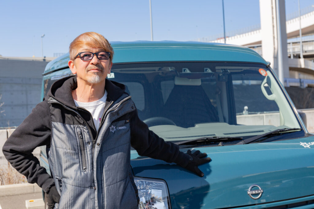 車の前でポーズを取る堀内さん